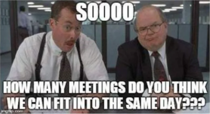 Meme z filmu Office Space: dva pánové v kanceláři se ptají, kolik schůzek se vejde do jednoho dne